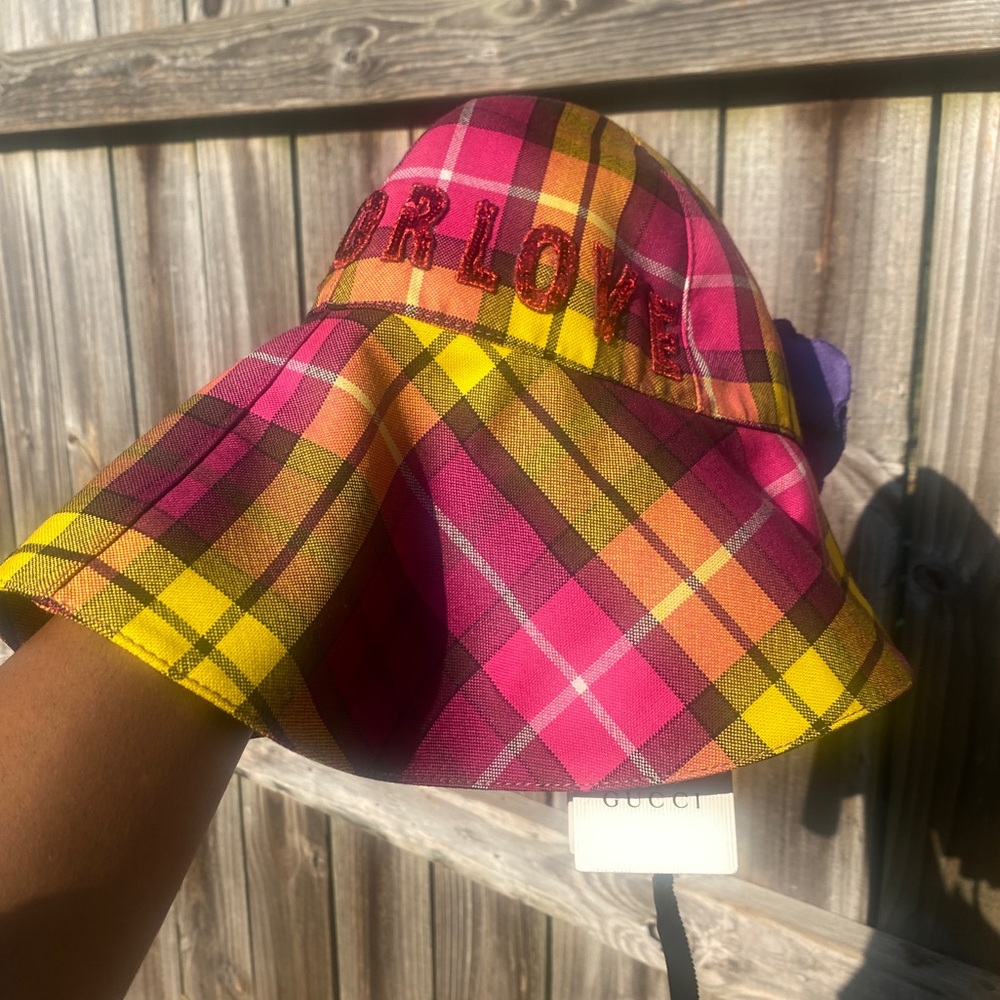 Gucci “Blind For Love” pink plaid sun hat